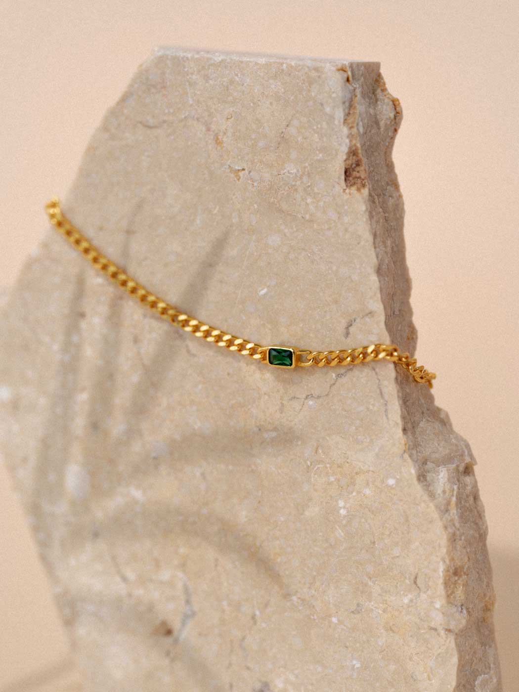 EMERALD-BRACELET-ANGLED