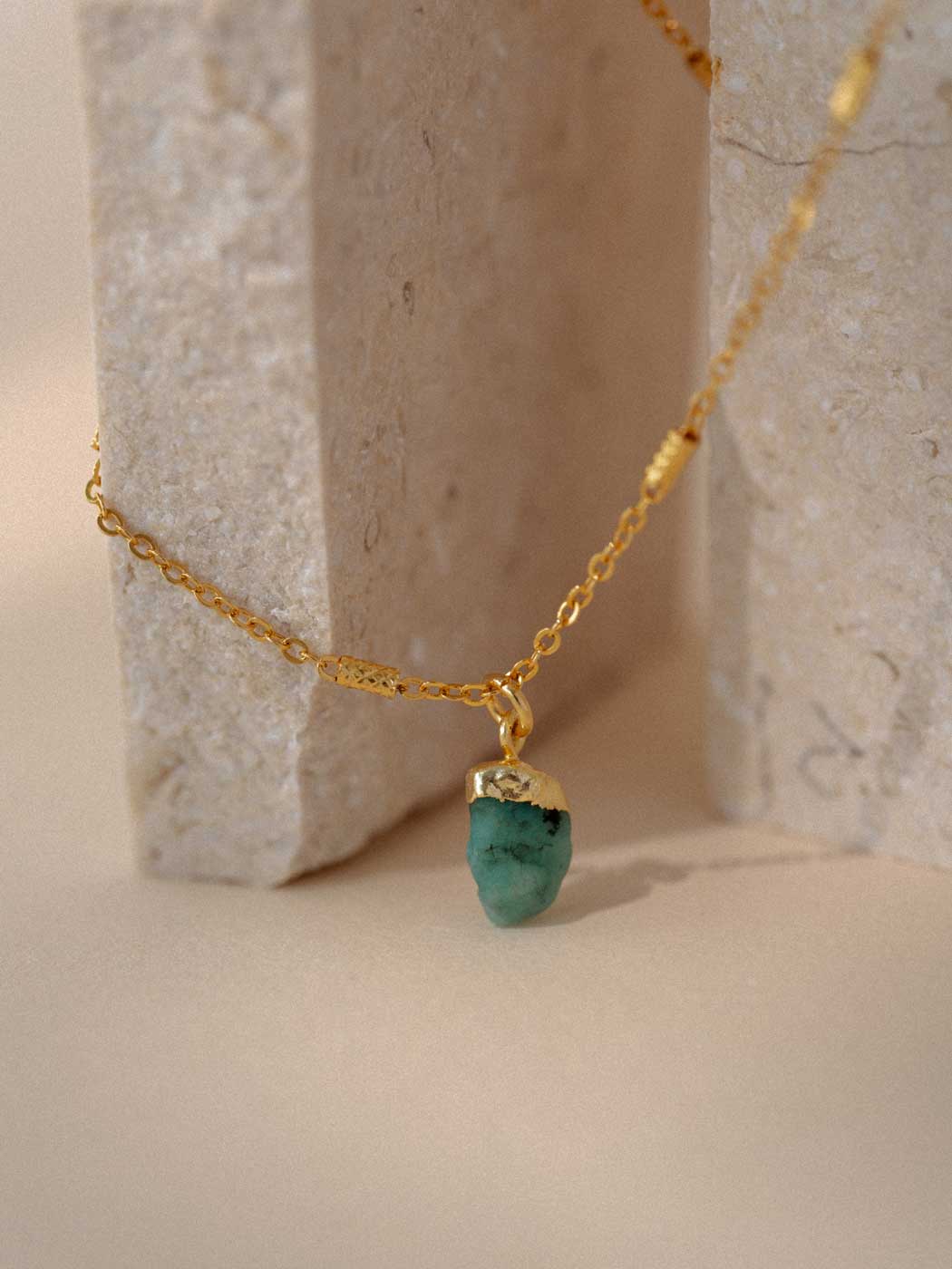 RAW EMERALD GOLD NECKLACE CLOSE