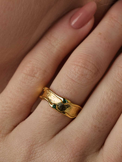 EMERALD-RING-CLOSE