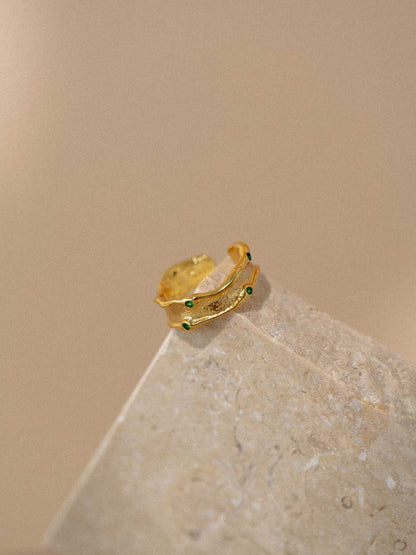 EMERALD-RING-ON-ANGLE