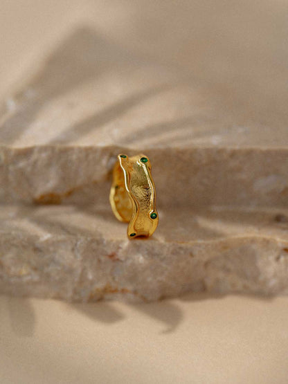 EMERALD-RING-ON-ROCK