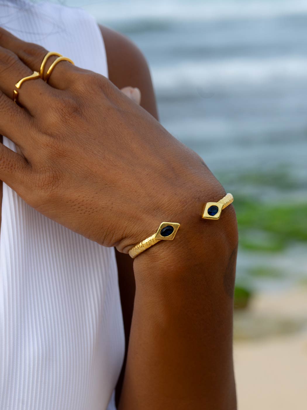 indus-sapphire-cuff-close