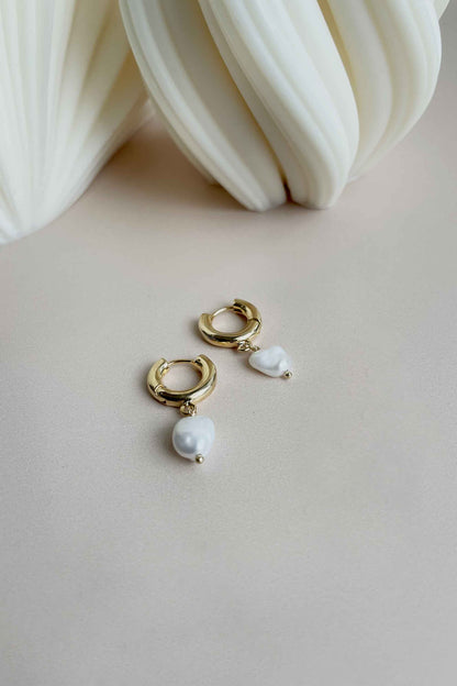 ALESSIA-ORGANIC-PEARL-GOLD-CHUNKY-INFINITY-HOOPS-ANGLE