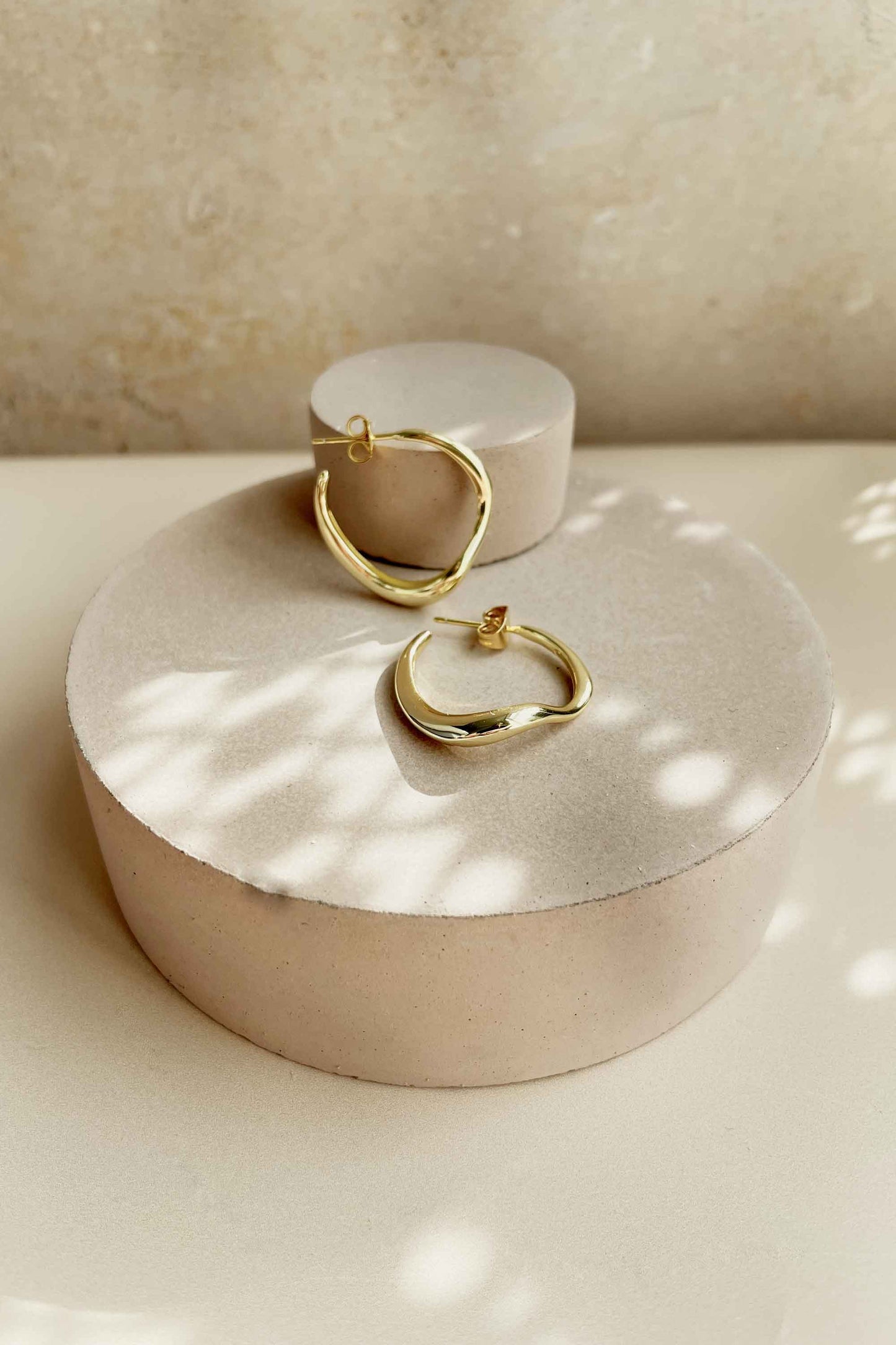 CURVED-MOLTEN-STATEMENT-MODERN-CLASSIC-GOLD-HOOPS-CLOSE-UP-FLAT