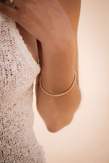 BAILEY-BOX-MINIMAL-CHAIN-BRACELET close up