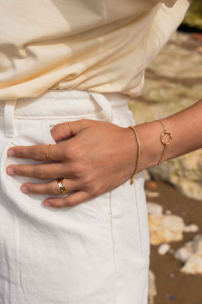 modern-delicate-box-chain-gold-bracelet-side